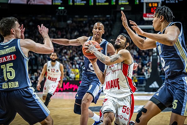 Spielszene unter gegnerischem Korb